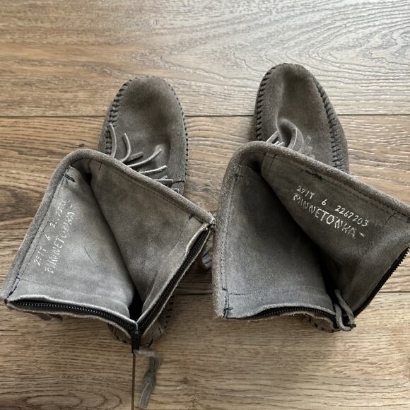 Minnetonka Ankle Boot Womens 6 Gray Suede Fringe Back Zip Moccasin Boho Casual - Picture 8 of 12